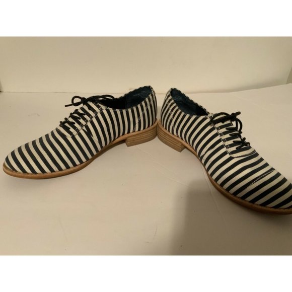 Women’s Gap stripe Blue and white size 6 women’s Oxford shoe - Picture 2 of 5